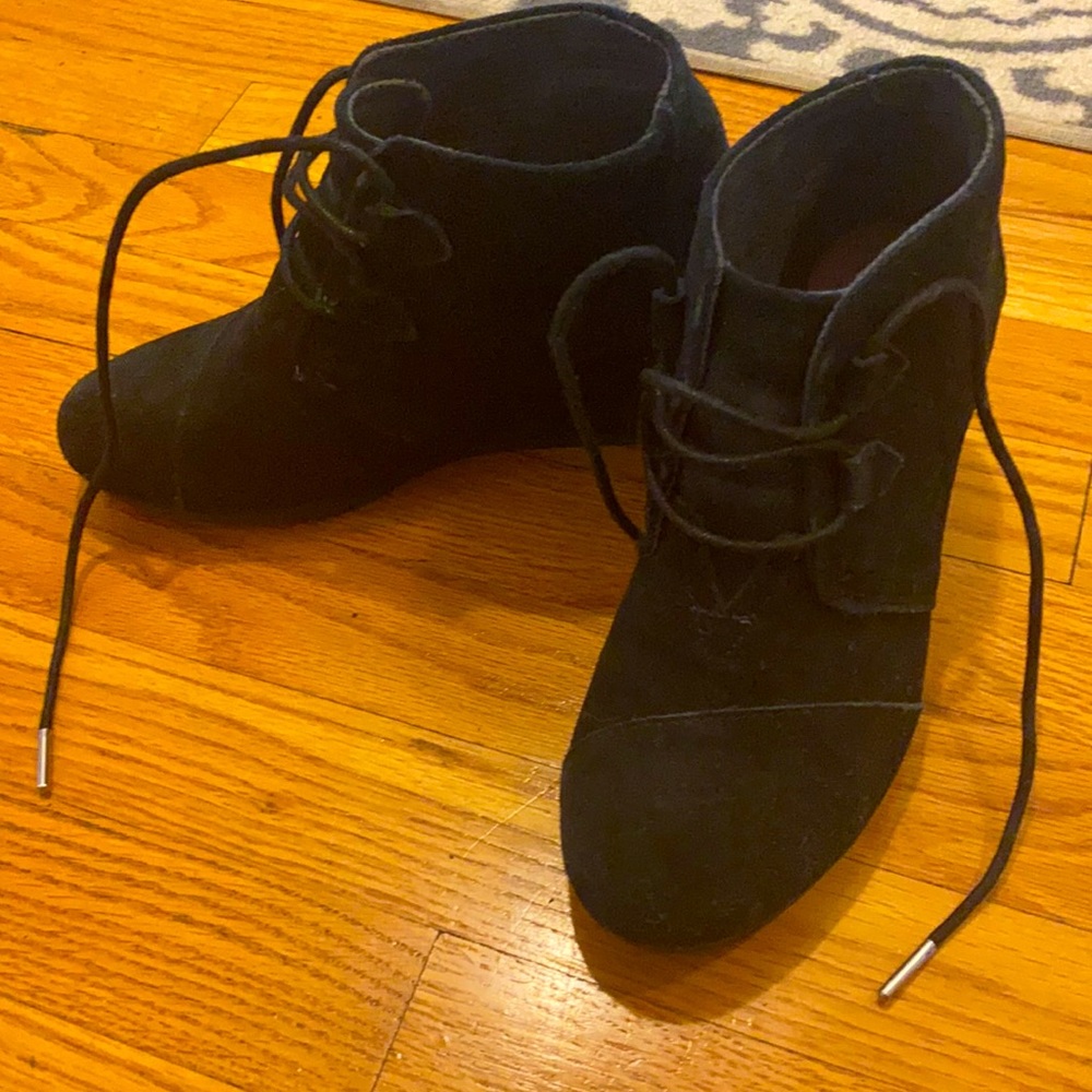 Size 7.5 like new black Toms ankle booties